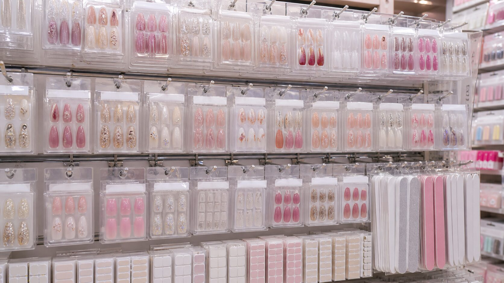 ネイルチップやネイルファイルが並ぶ売り場のイメージ